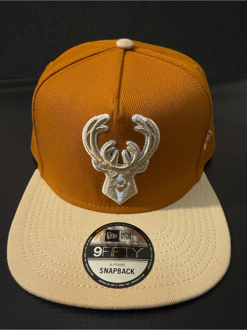 New Era Men’s Two-Tone Snapback Hat - Tan/Brown Milwaukee Bucks